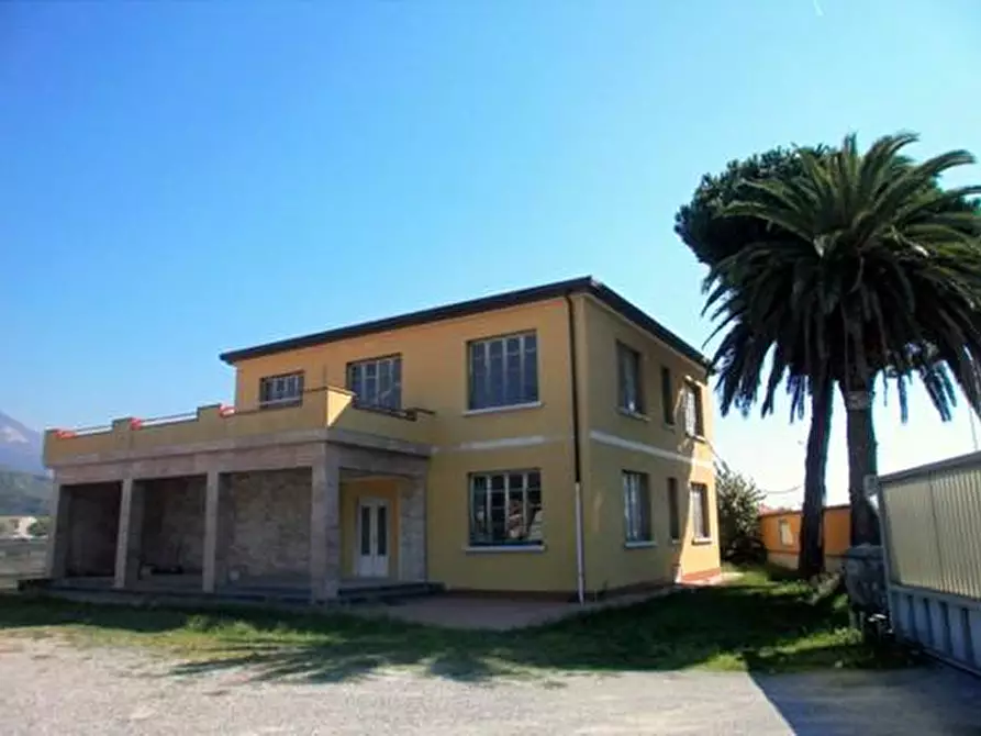 Immagine 7 di Locale commerciale in vendita  a Carrara