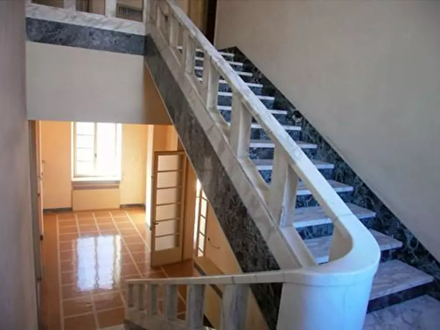 Immagine 19 di Locale commerciale in vendita  a Carrara