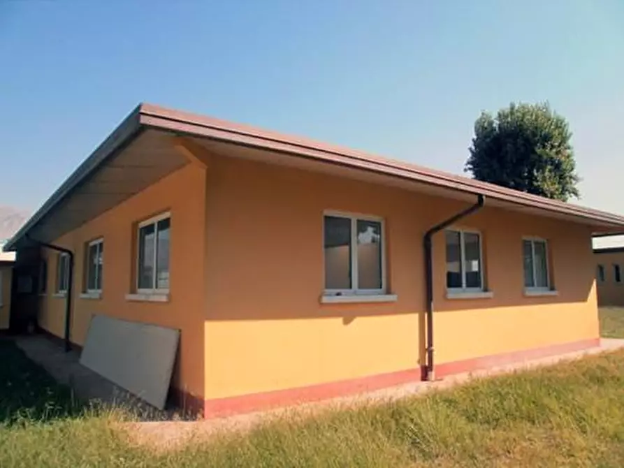 Immagine 2 di Locale commerciale in vendita  a Carrara