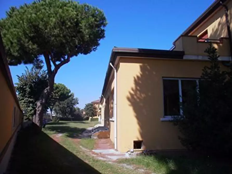 Immagine 5 di Locale commerciale in vendita  a Carrara