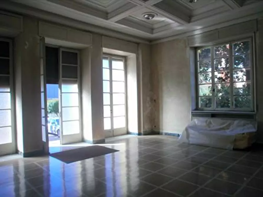 Immagine 23 di Locale commerciale in vendita  a Carrara