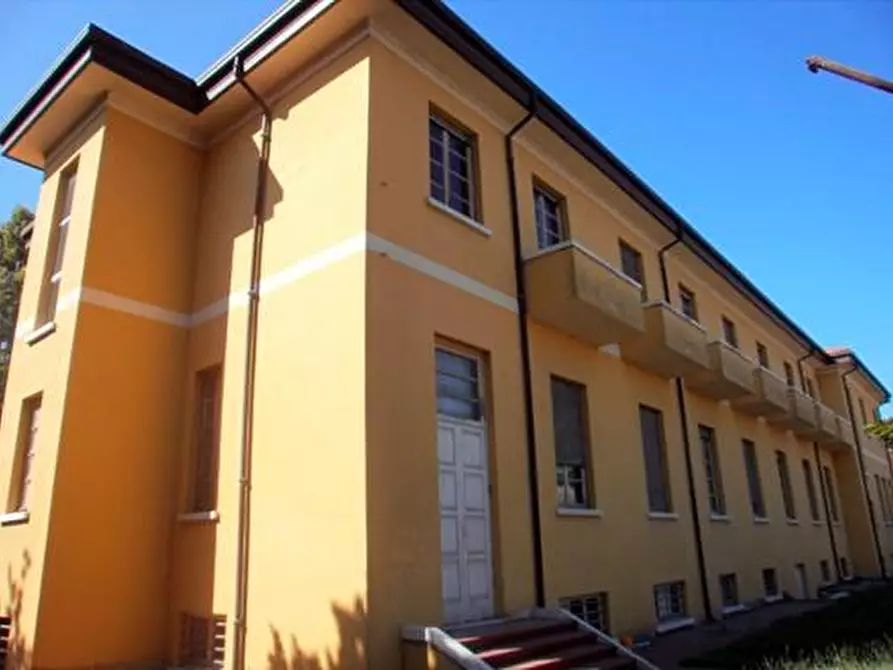 Immagine 9 di Locale commerciale in vendita  a Carrara