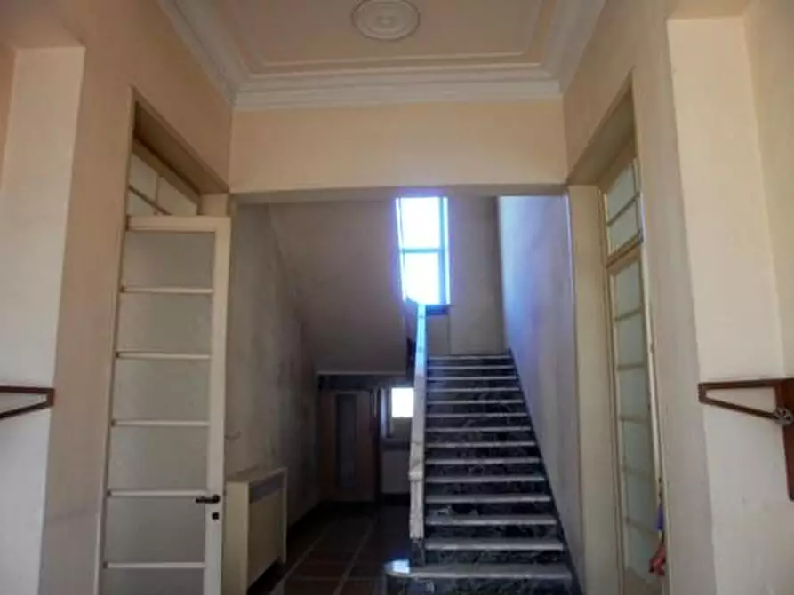 Immagine 11 di Locale commerciale in vendita  a Carrara