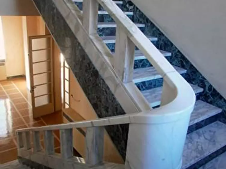 Immagine 20 di Locale commerciale in vendita  a Carrara