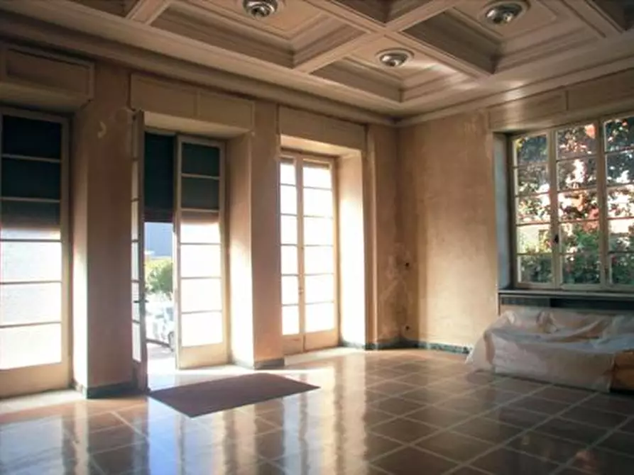 Immagine 22 di Locale commerciale in vendita  a Carrara