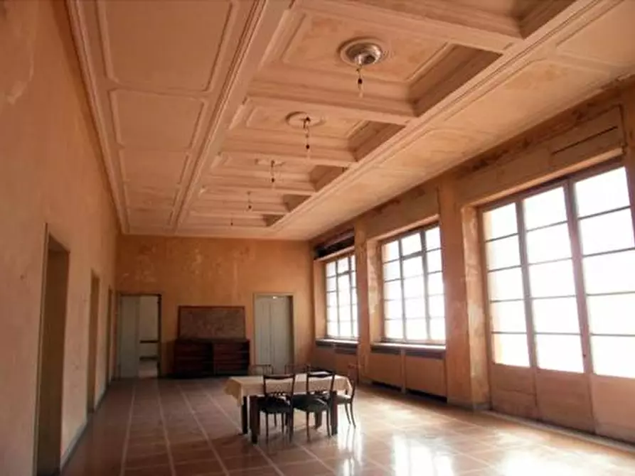 Immagine 12 di Locale commerciale in vendita  a Carrara