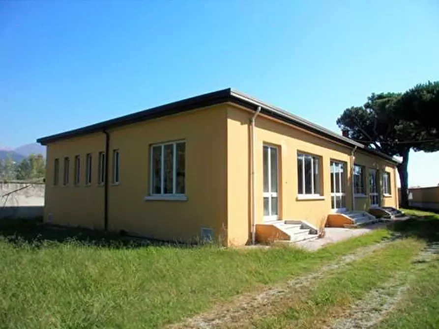 Immagine 4 di Locale commerciale in vendita  a Carrara