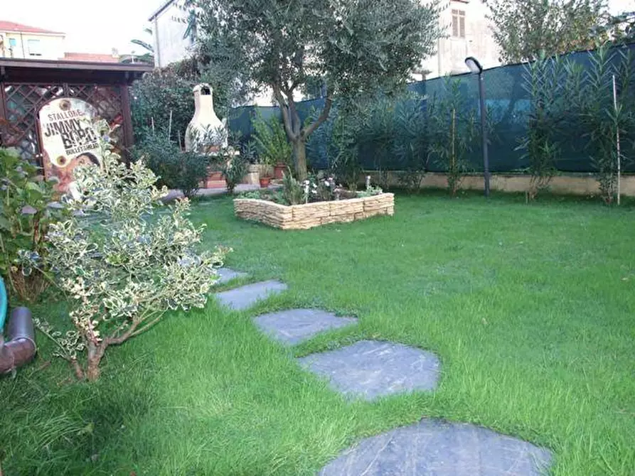 Immagine 28 di Villetta a schiera in vendita  a Massa