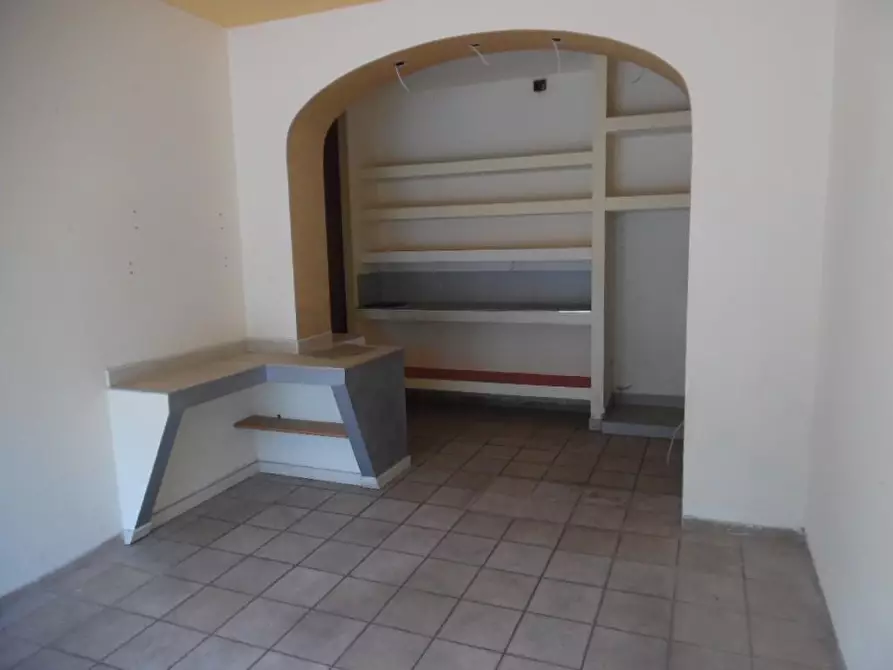 Immagine 2 di Locale commerciale in affitto  a Pontedera