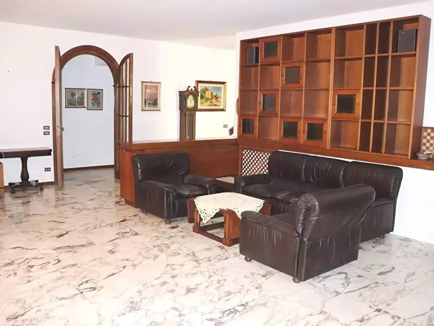 Immagine 3 di Villa in vendita  a Cascina