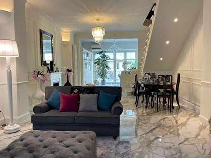 Immagine 2 di Appartamento in vendita  a Viareggio