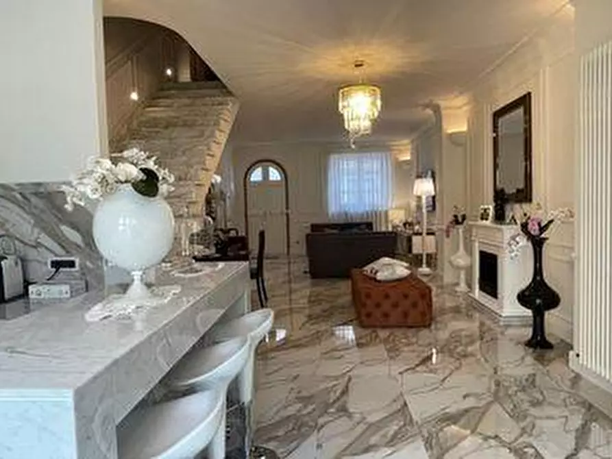 Immagine 43 di Appartamento in vendita  a Viareggio