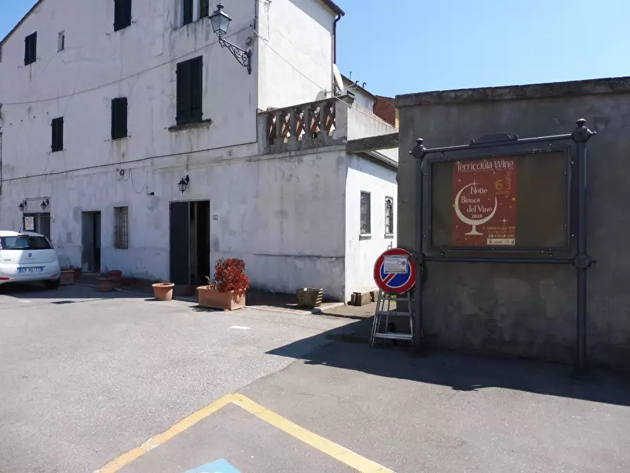 Immagine 21 di Locale commerciale in vendita  a Terricciola