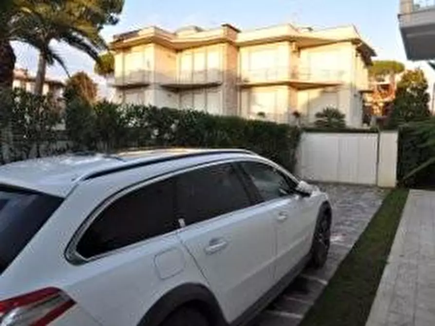 Immagine 2 di Casa bifamiliare in vendita  a Camaiore