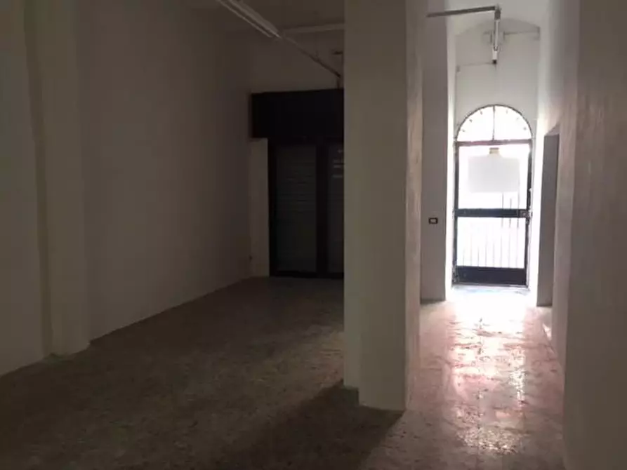 Immagine 2 di Locale commerciale in affitto  a Pontedera