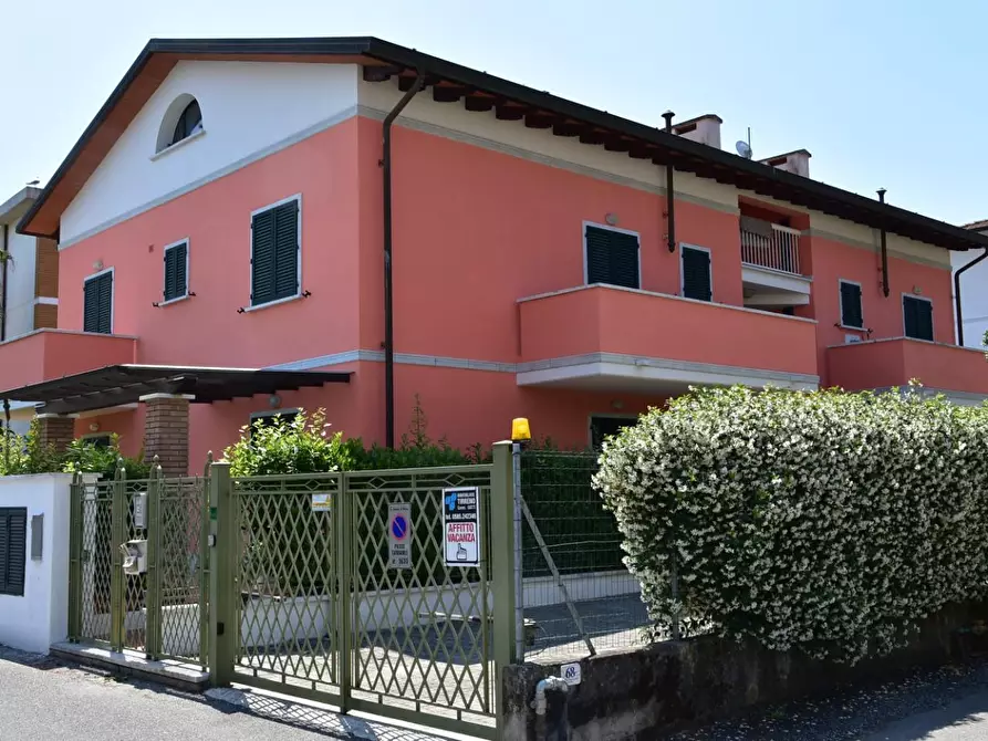 Immagine 4 di Mansarda in affitto  a Massa