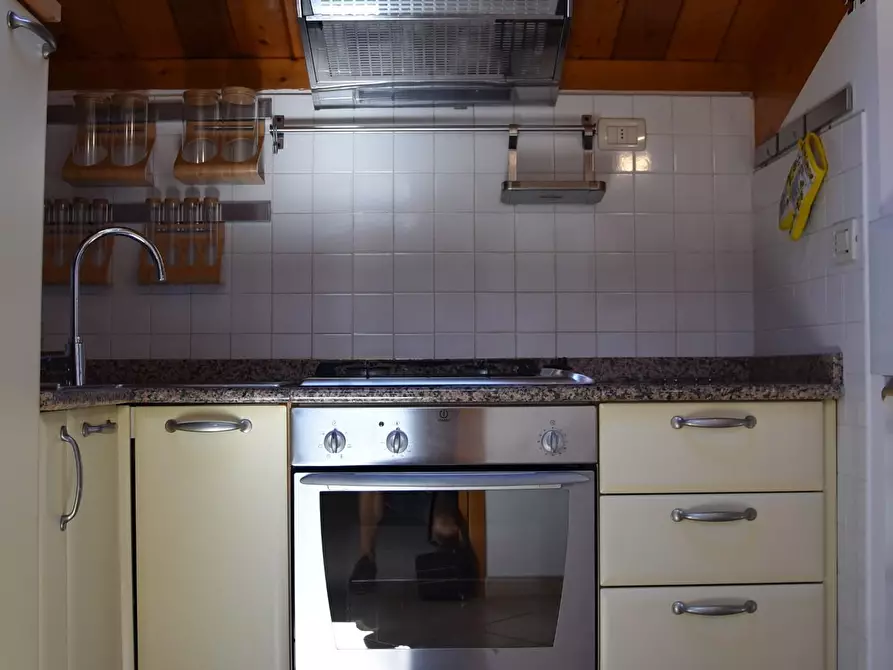 Immagine 6 di Mansarda in affitto  a Massa