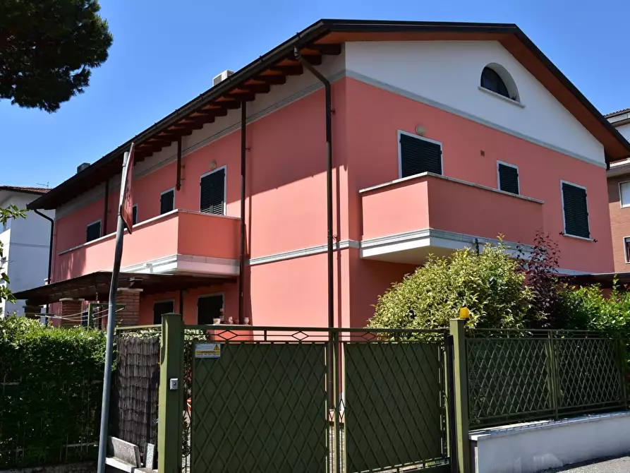 Immagine 2 di Mansarda in affitto  a Massa