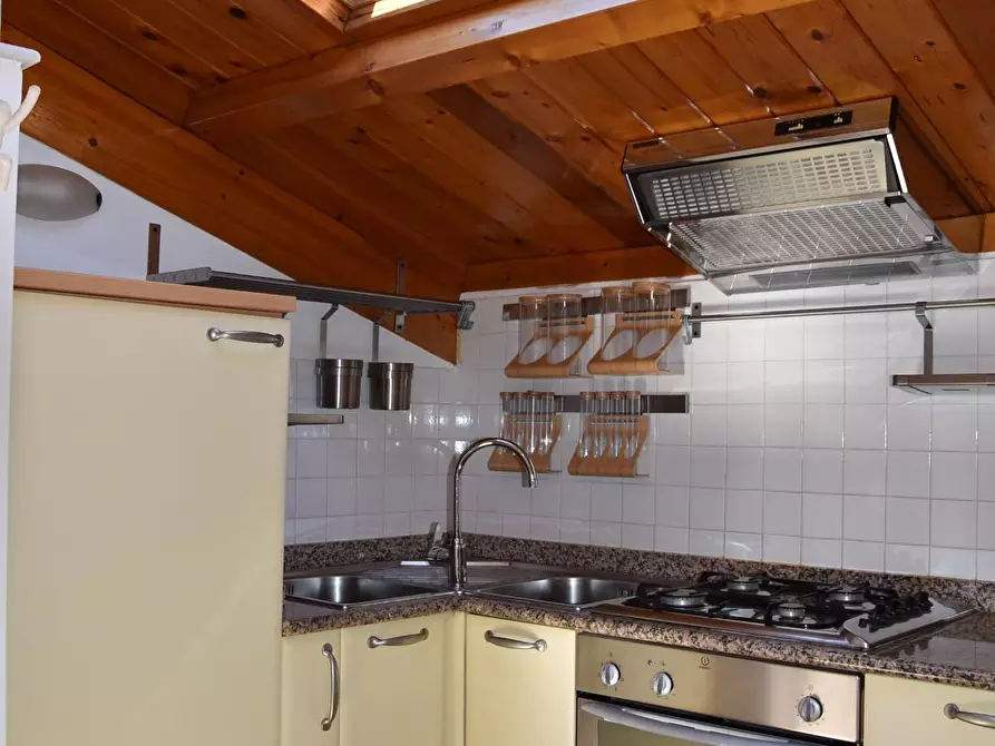 Immagine 7 di Mansarda in affitto  a Massa