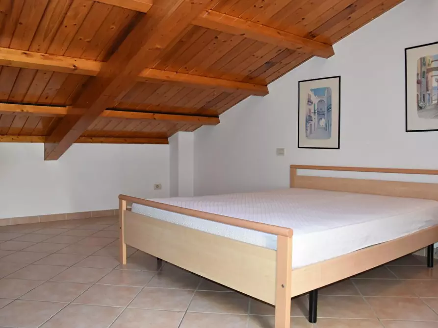 Immagine 11 di Mansarda in affitto  a Massa