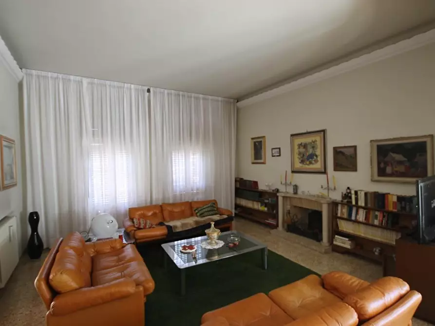 Immagine 10 di Villa in vendita  a Lucca