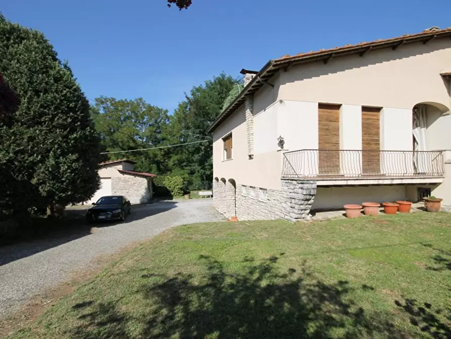 Immagine 4 di Villa in vendita  a Lucca