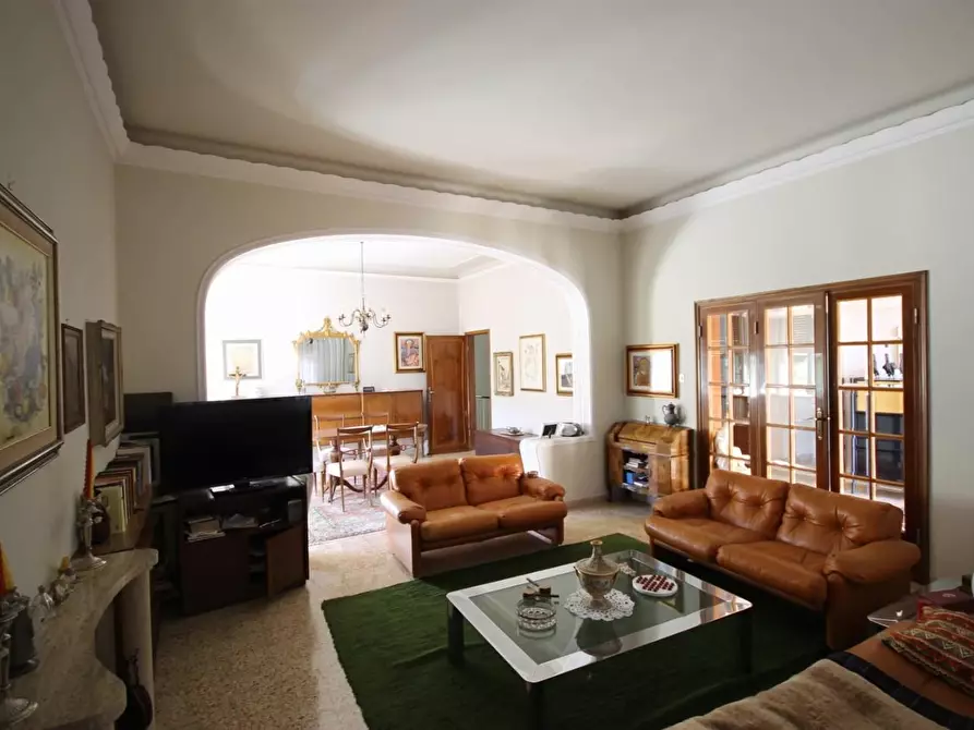 Immagine 8 di Villa in vendita  a Lucca