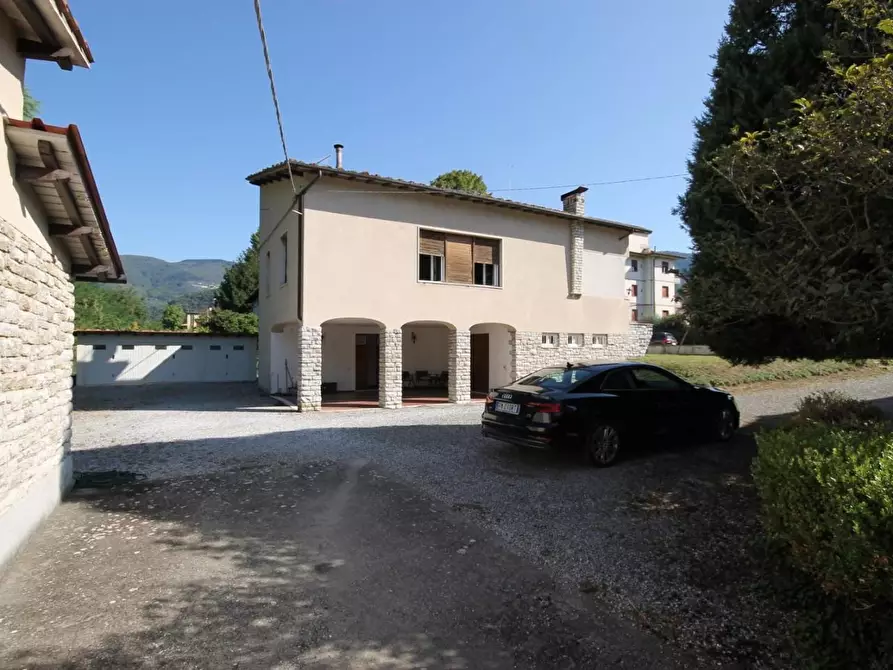 Immagine 6 di Villa in vendita  a Lucca