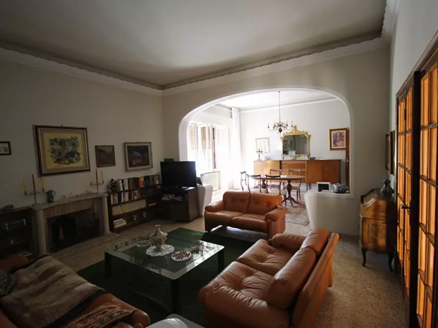 Immagine 9 di Villa in vendita  a Lucca