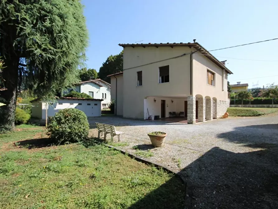 Immagine 7 di Villa in vendita  a Lucca