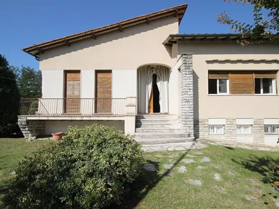 Immagine 2 di Villa in vendita  a Lucca