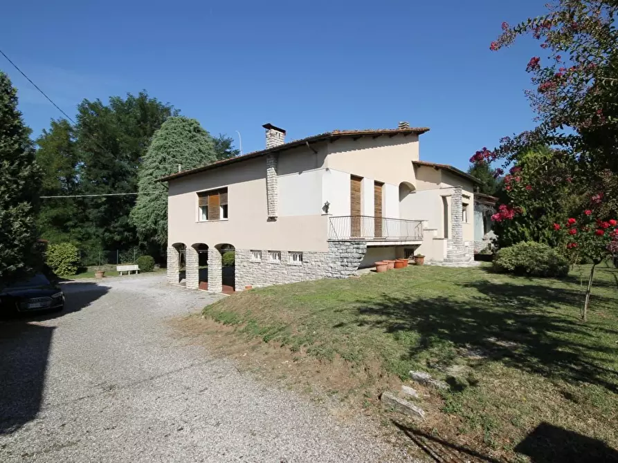 Immagine 1 di Villa in vendita  a Lucca