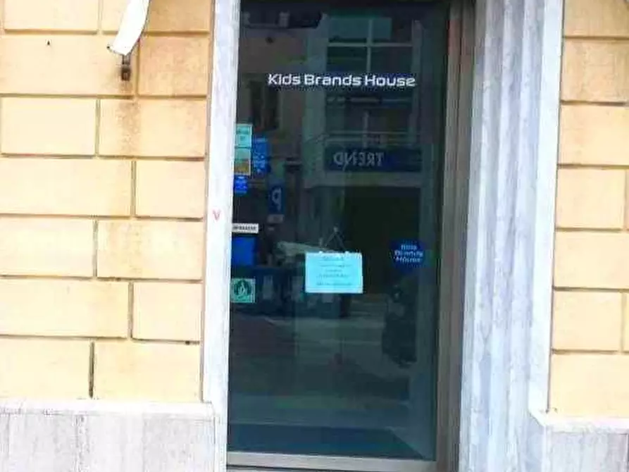 Immagine 1 di Locale commerciale in affitto  a Pisa