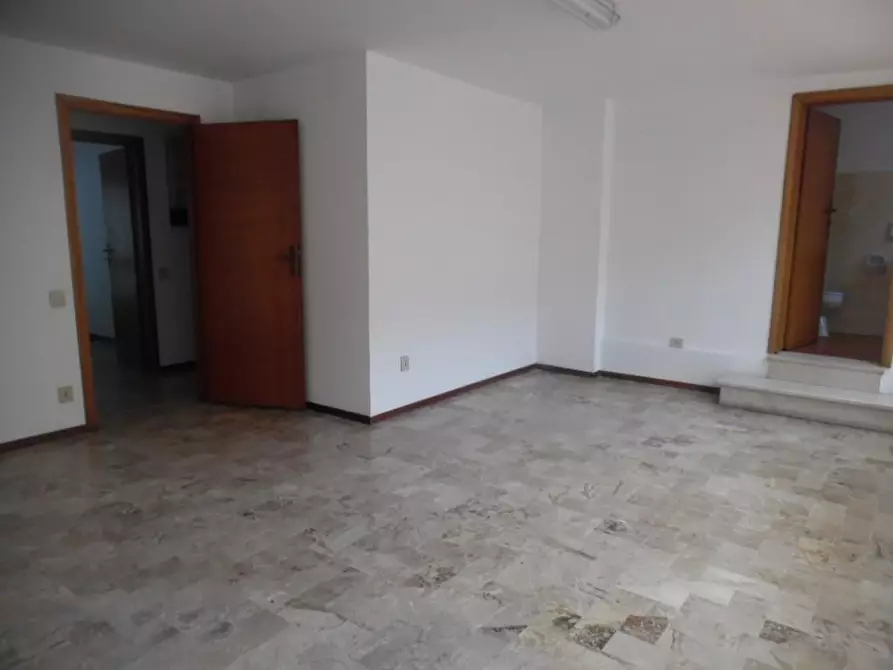 Immagine 6 di Ufficio in vendita  a Pontedera