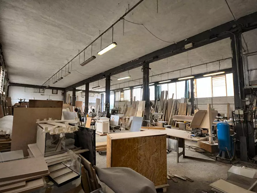 Immagine 18 di Attività artigianale in vendita  a Lucca