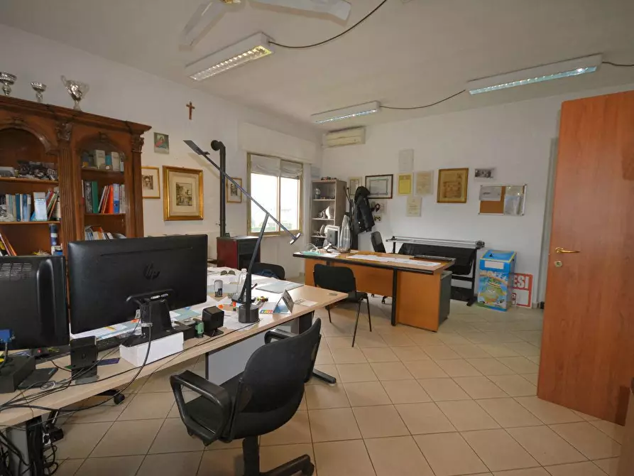 Immagine 11 di Attività artigianale in vendita  a Lucca