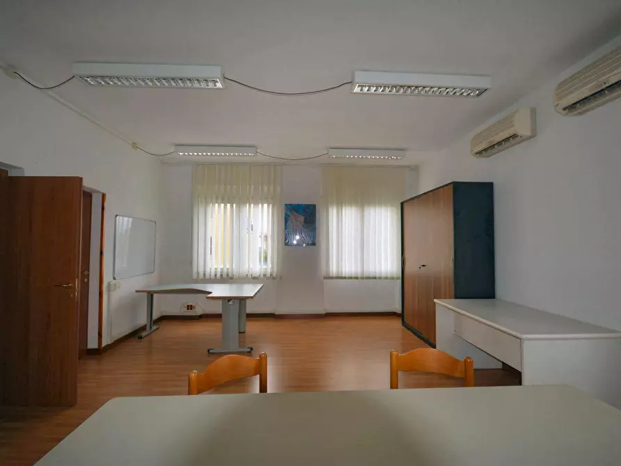 Immagine 10 di Attività artigianale in vendita  a Lucca