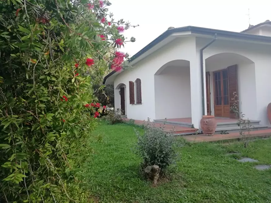 Immagine 1 di Villa in vendita  a Cascina