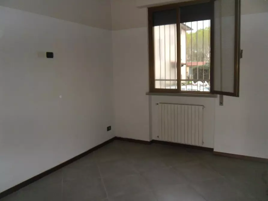 Immagine 4 di Locale commerciale in affitto  a Capannori