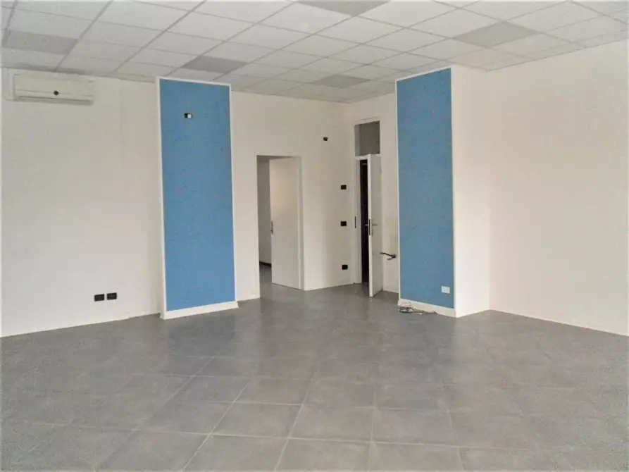 Immagine 1 di Locale commerciale in affitto  a Capannori