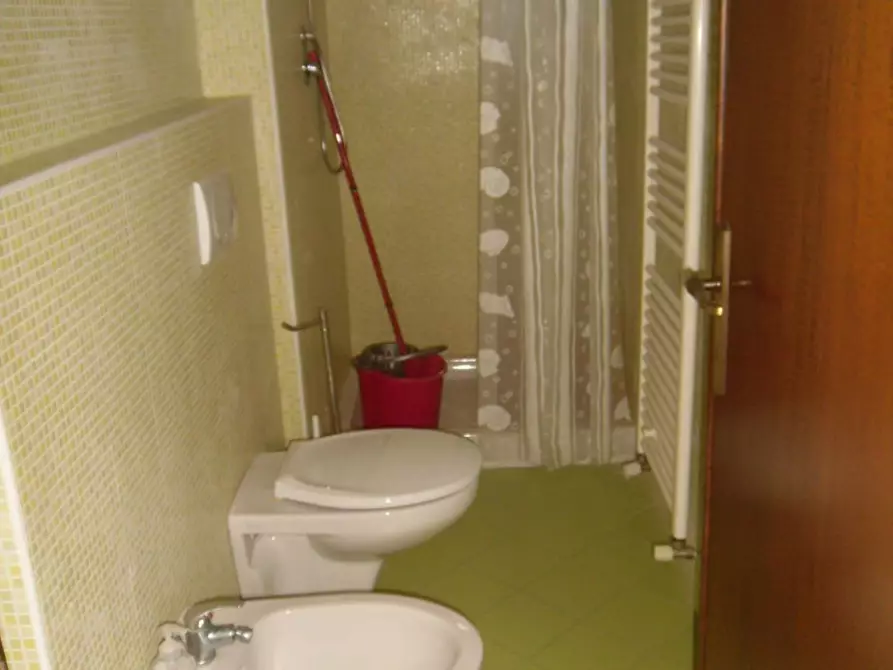 Immagine 3 di Locale commerciale in affitto  a Capannori