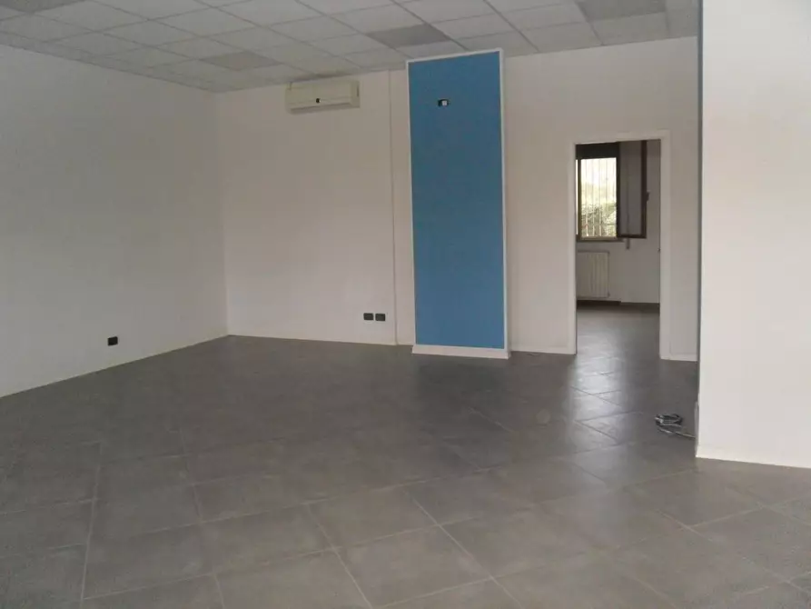 Immagine 8 di Locale commerciale in affitto  a Capannori