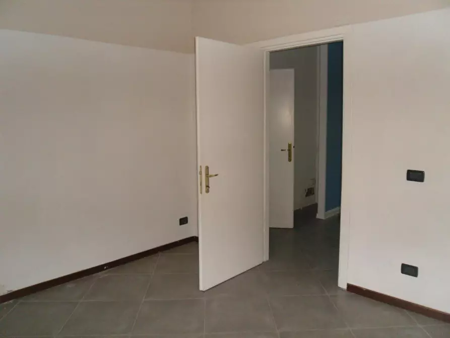 Immagine 5 di Locale commerciale in affitto  a Capannori