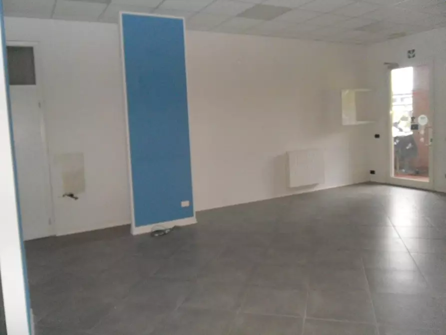 Immagine 7 di Locale commerciale in affitto  a Capannori