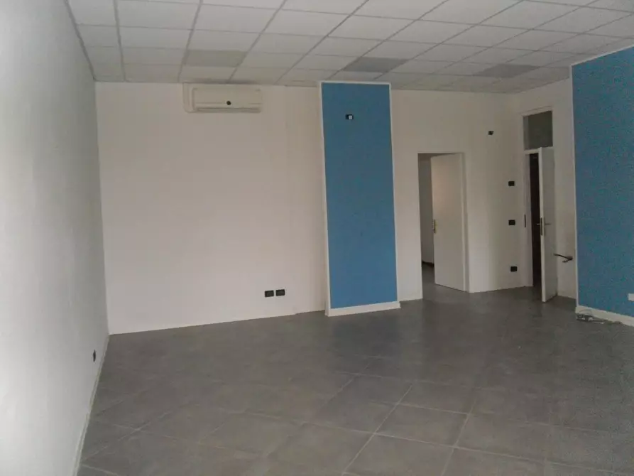 Immagine 6 di Locale commerciale in affitto  a Capannori