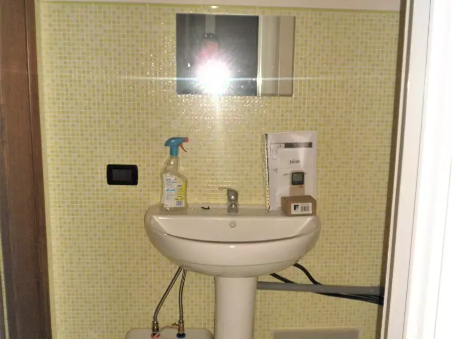 Immagine 2 di Locale commerciale in affitto  a Capannori