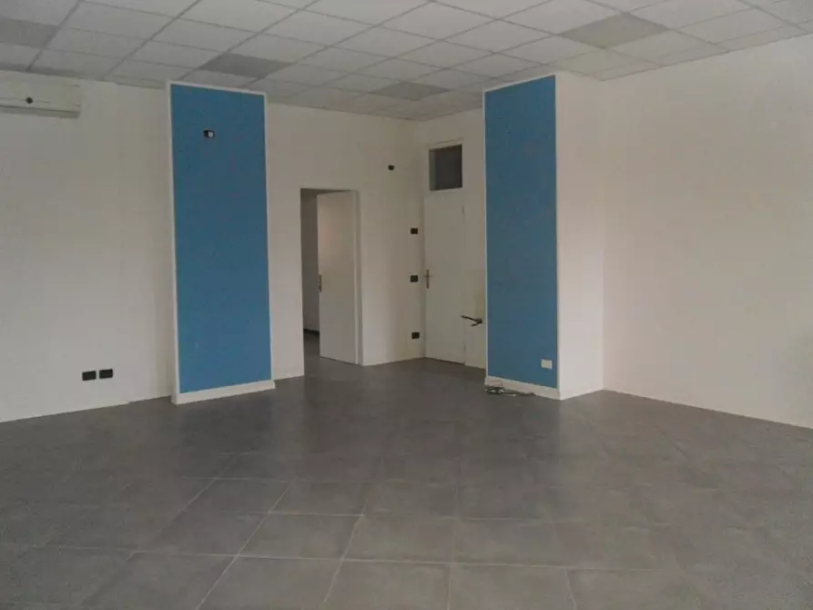 Immagine 9 di Locale commerciale in affitto  a Capannori