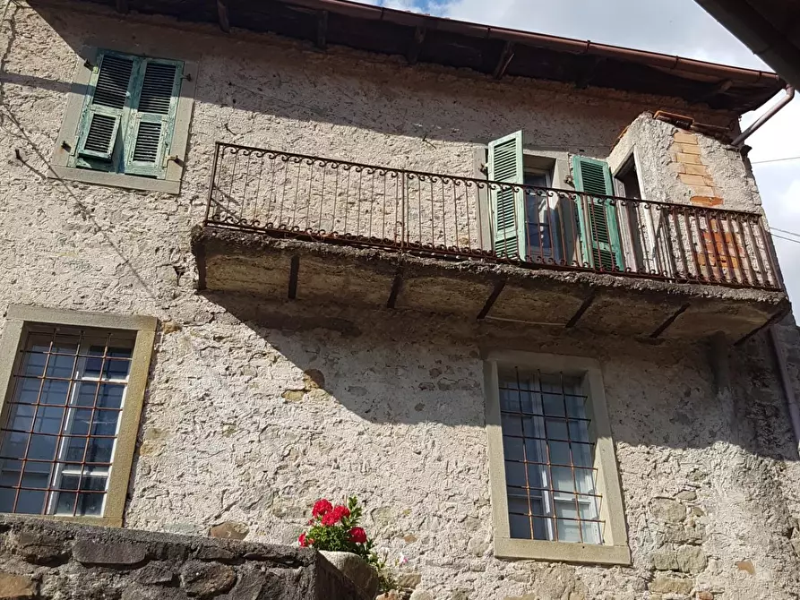 Immagine 2 di Casa colonica in vendita  a Comano