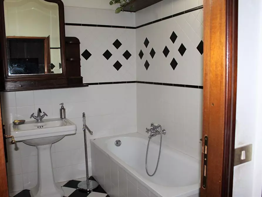 Immagine 17 di Palazzo in vendita  a Cascina