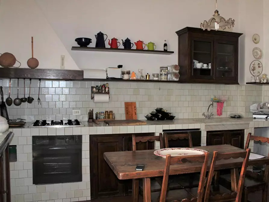 Immagine 15 di Palazzo in vendita  a Cascina